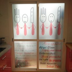 Vinilo para puerta en Sevilla.